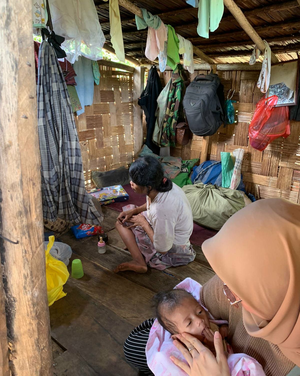 Kasihan! Suami Bersama Istrinya yang Buta Baru Melahirkan Tinggal di Gubuk 3x4 Meter di Mamuju